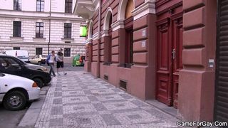 Гопник дал пацану пососать свой большой писюн и отъебал его на боку в зад