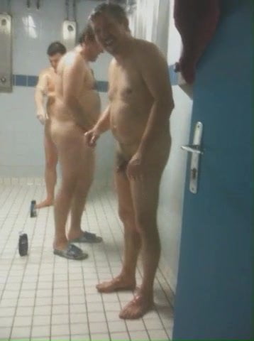 Реальные голые парни в душе